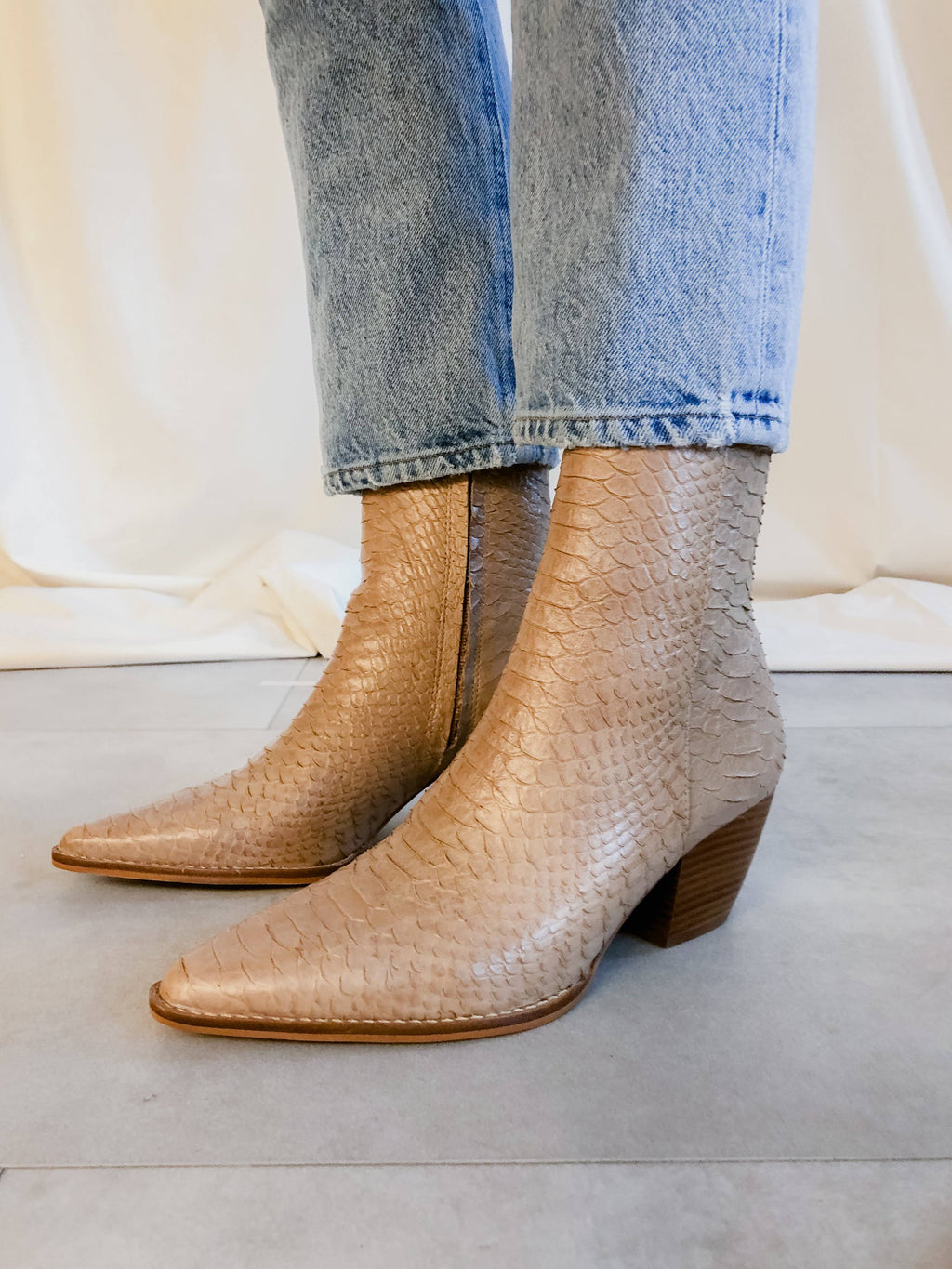 Tan Snake 8 Dresser Y854057